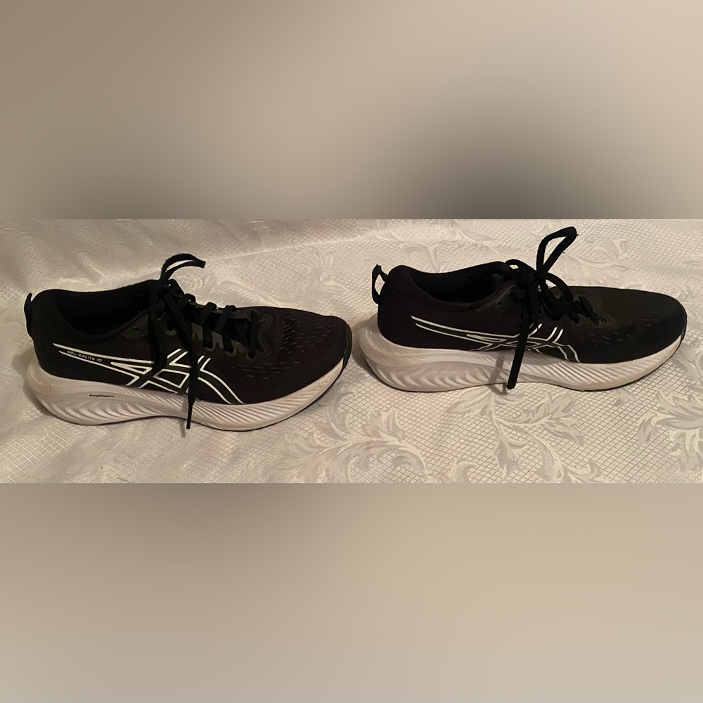 ASICS Black and White Running Shoes. Size 7.5 - Picture 5 of 9